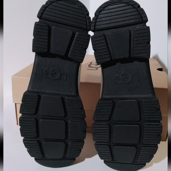 UGG Metallic Silver Chelsea Boots - Picture 6 of 9